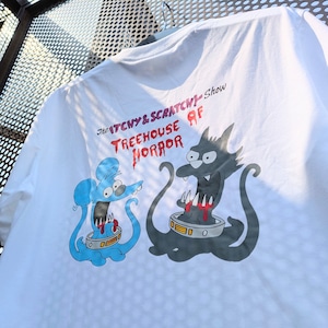 【 The Simpsons( ザ・シンプソンズ ) 】『 The Itchy & Scratchy Show / イッチー&スクラッチー 』 「Treehouse of Horror」(ツリーハウス・オブ・ホラー)/ Tシャツ / WHITE〚アメリカン雑貨 アメトイ〛