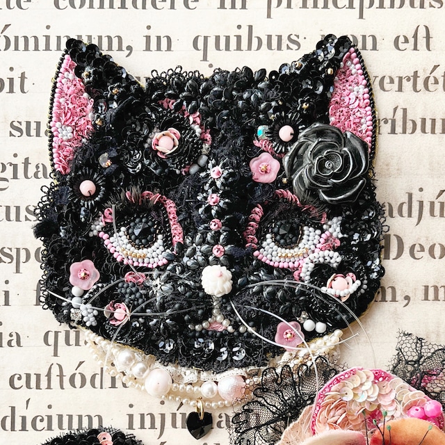 ビーズ刺繍アート  猫　"Betty Pink"