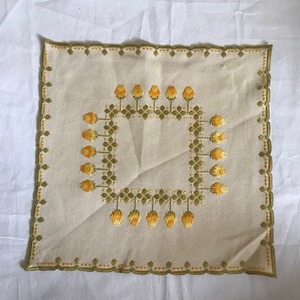 黄色い花の刺繍の布2