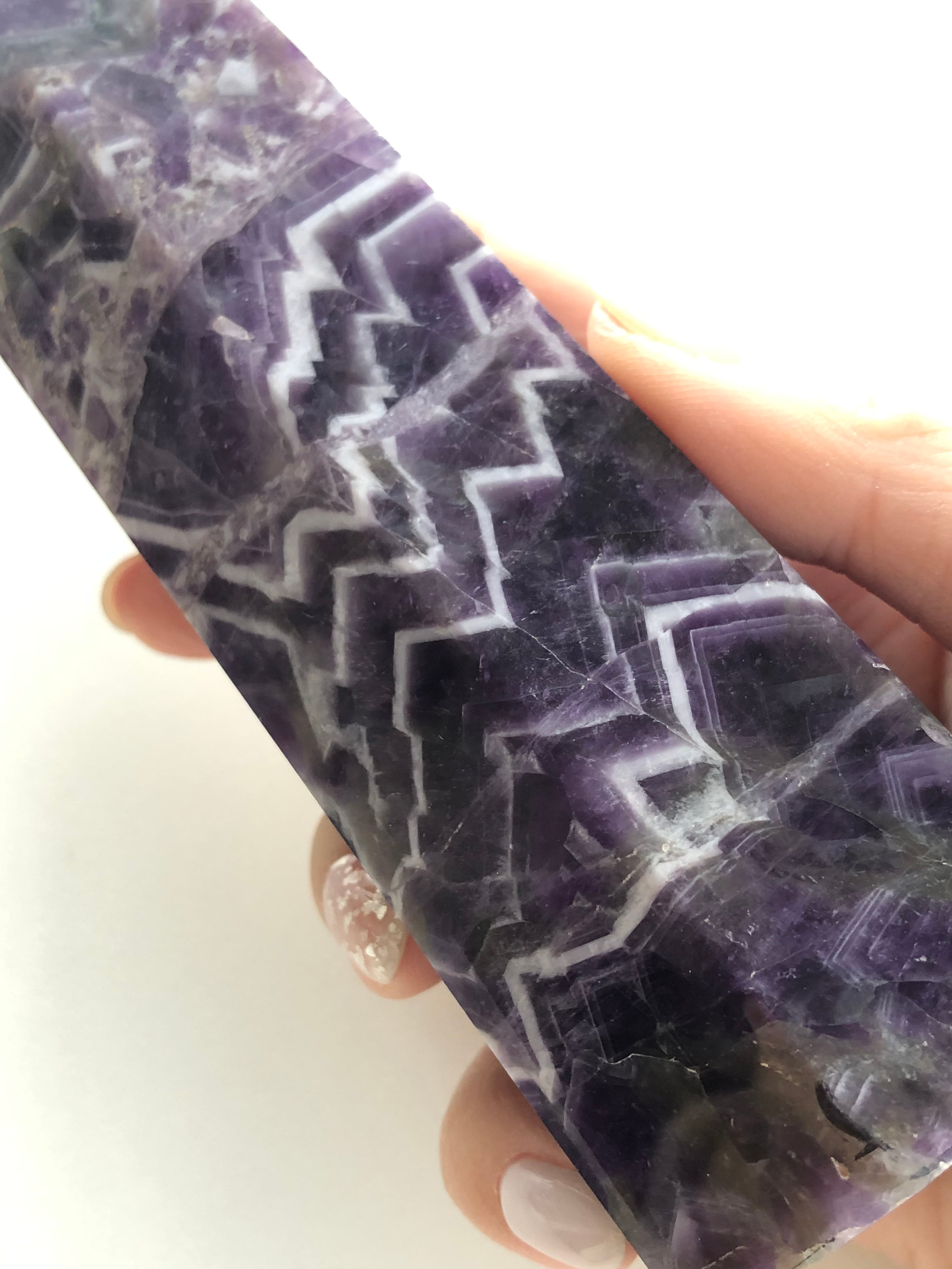 シェブロンアメジストの大きなポイント(17.5センチ！) | 虹色の星