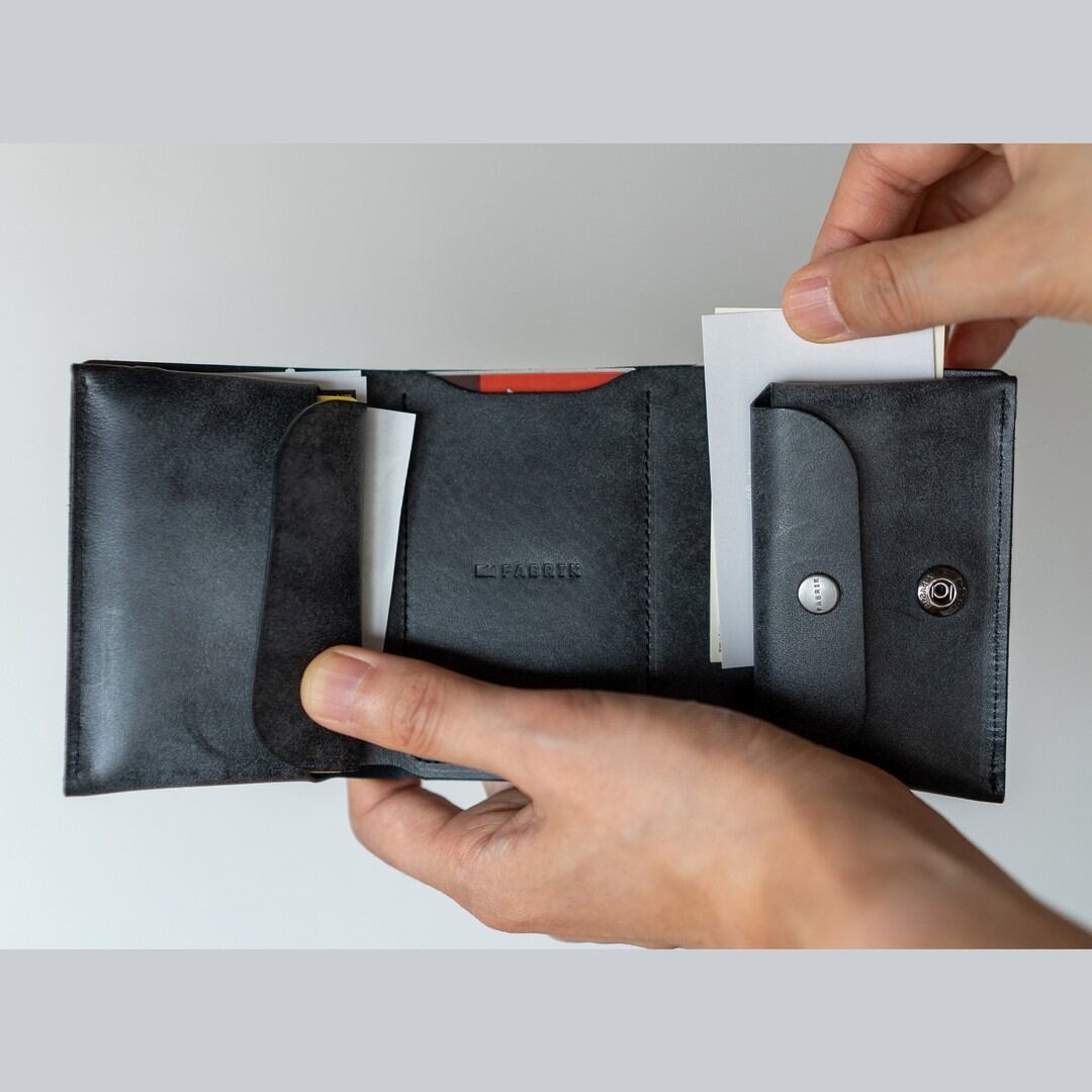 財布・ケース・小物入れ fabrik TRI-FOLD WALLET CHOCOLATE しっかり入ってコンパクトな財布 TRI-FOLD WALLET / CHOCOLATE