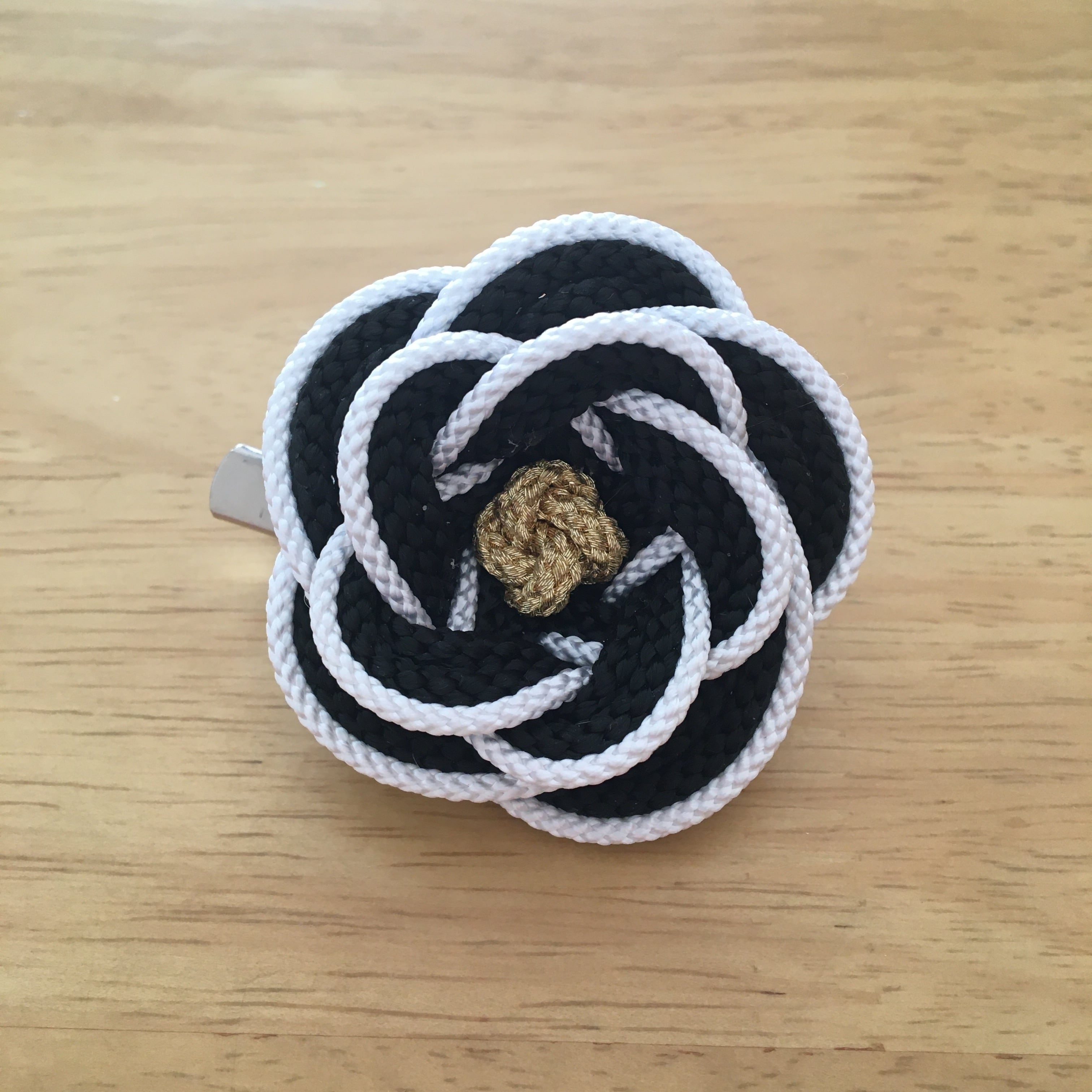 組紐カメリアブローチ（黒地に白ふち | 組紐アクセサリーmitorit