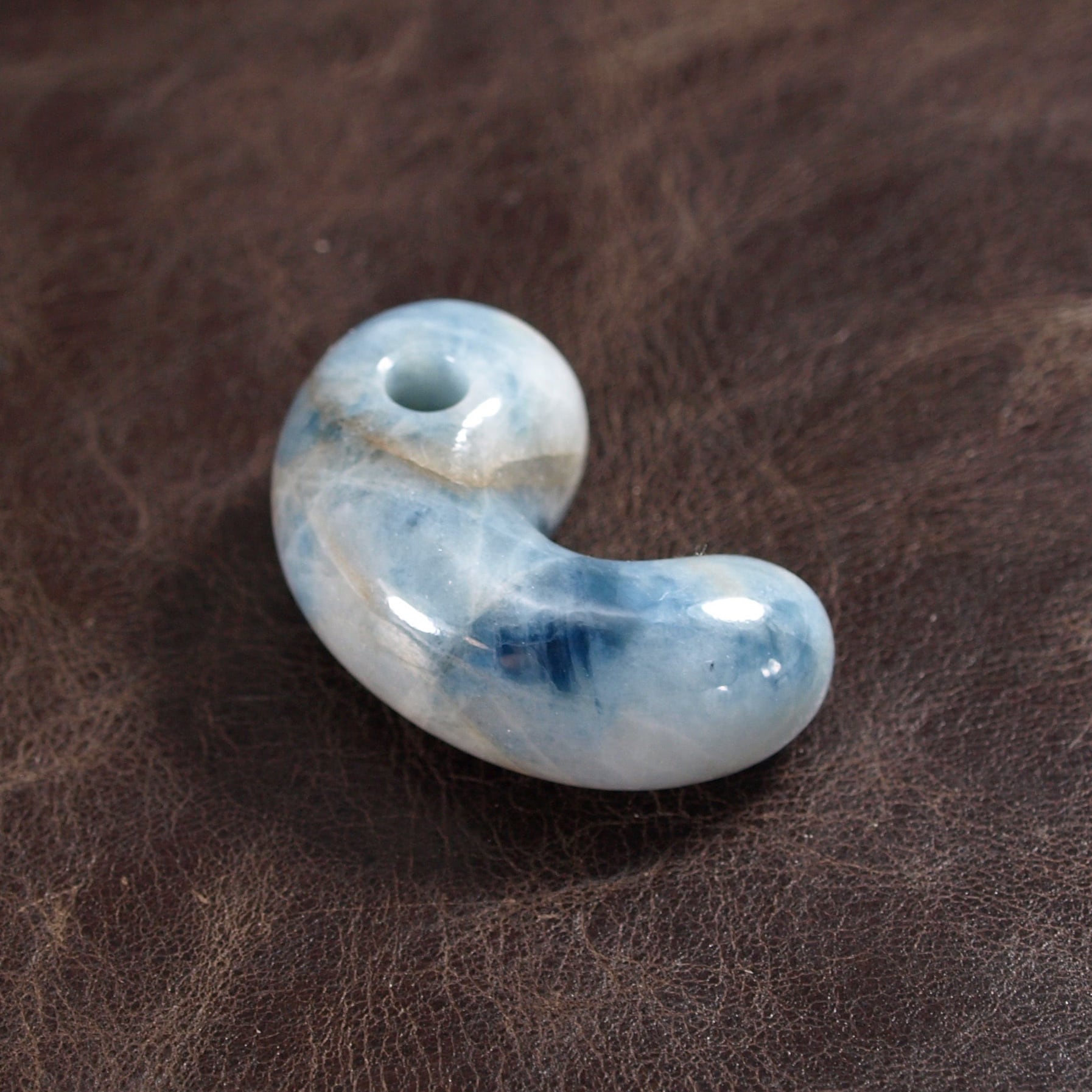 糸魚川翡翠 コン沢 青翡翠 勾玉 10.4g Itoigawa Blue Jadeite magatama