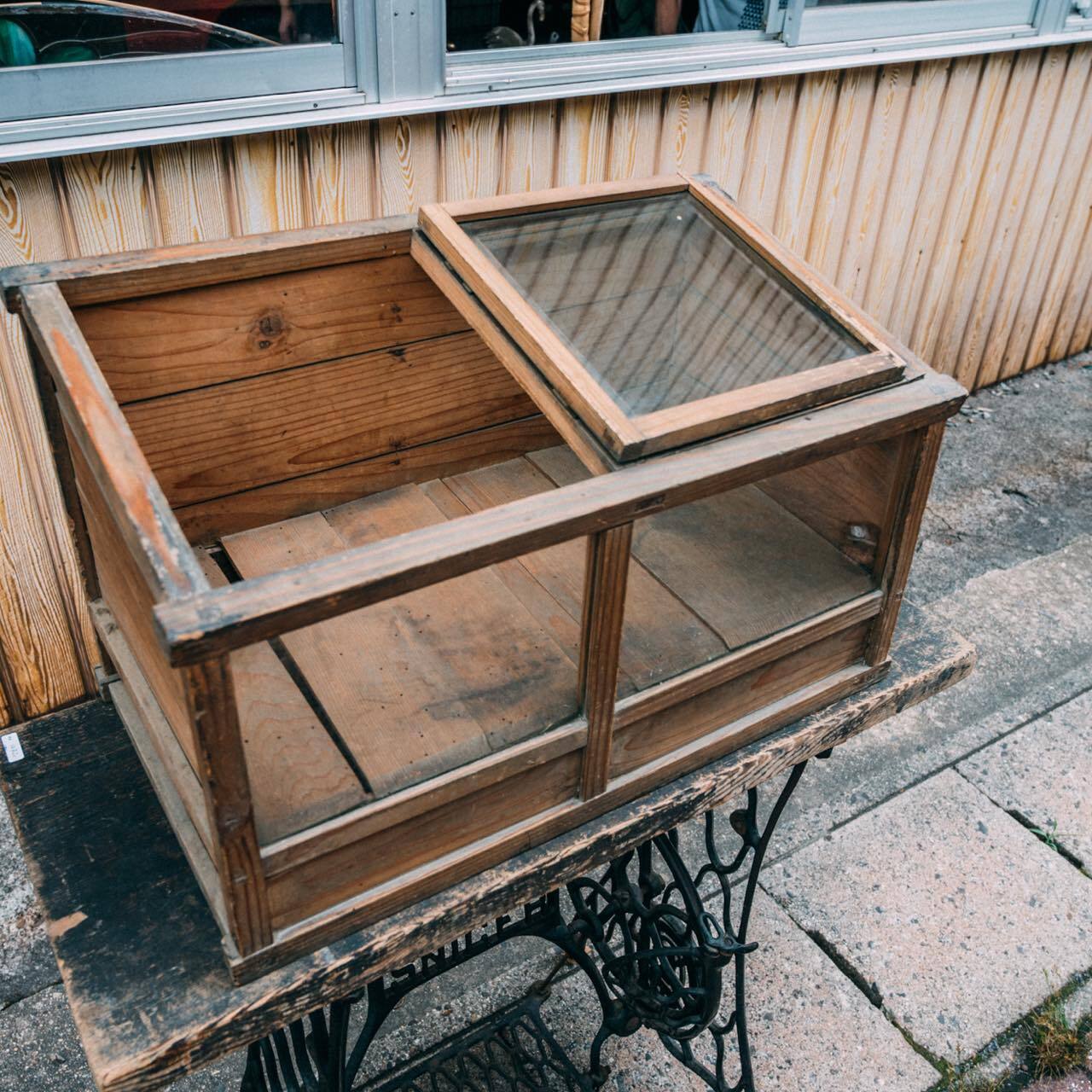 駄菓子屋さんガラスケース。訳あり！ 昔の駄菓子屋さんで使ってたであろう上開きのガラスケース | 旅