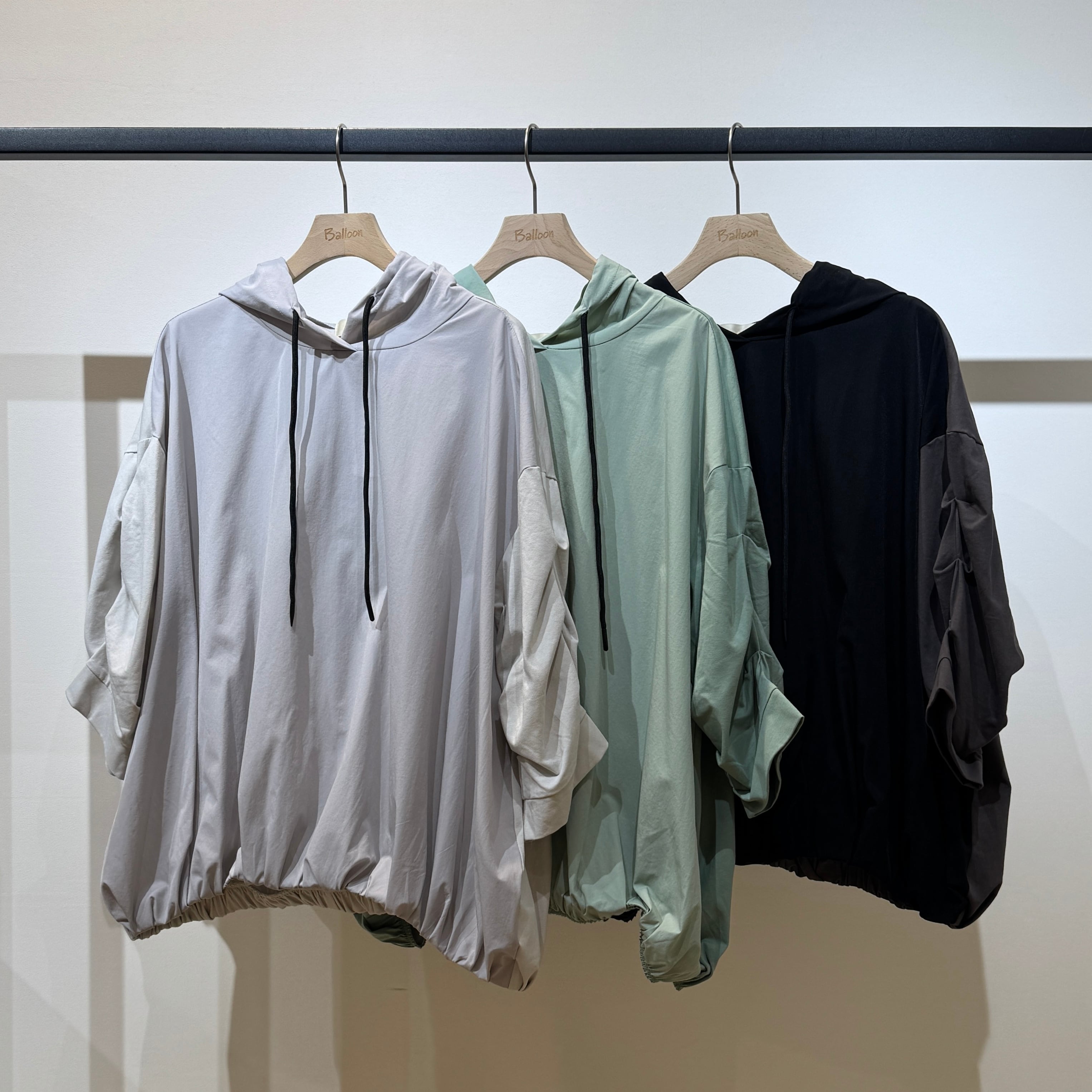 【オンライン限定】袖タックバルーンパーカー