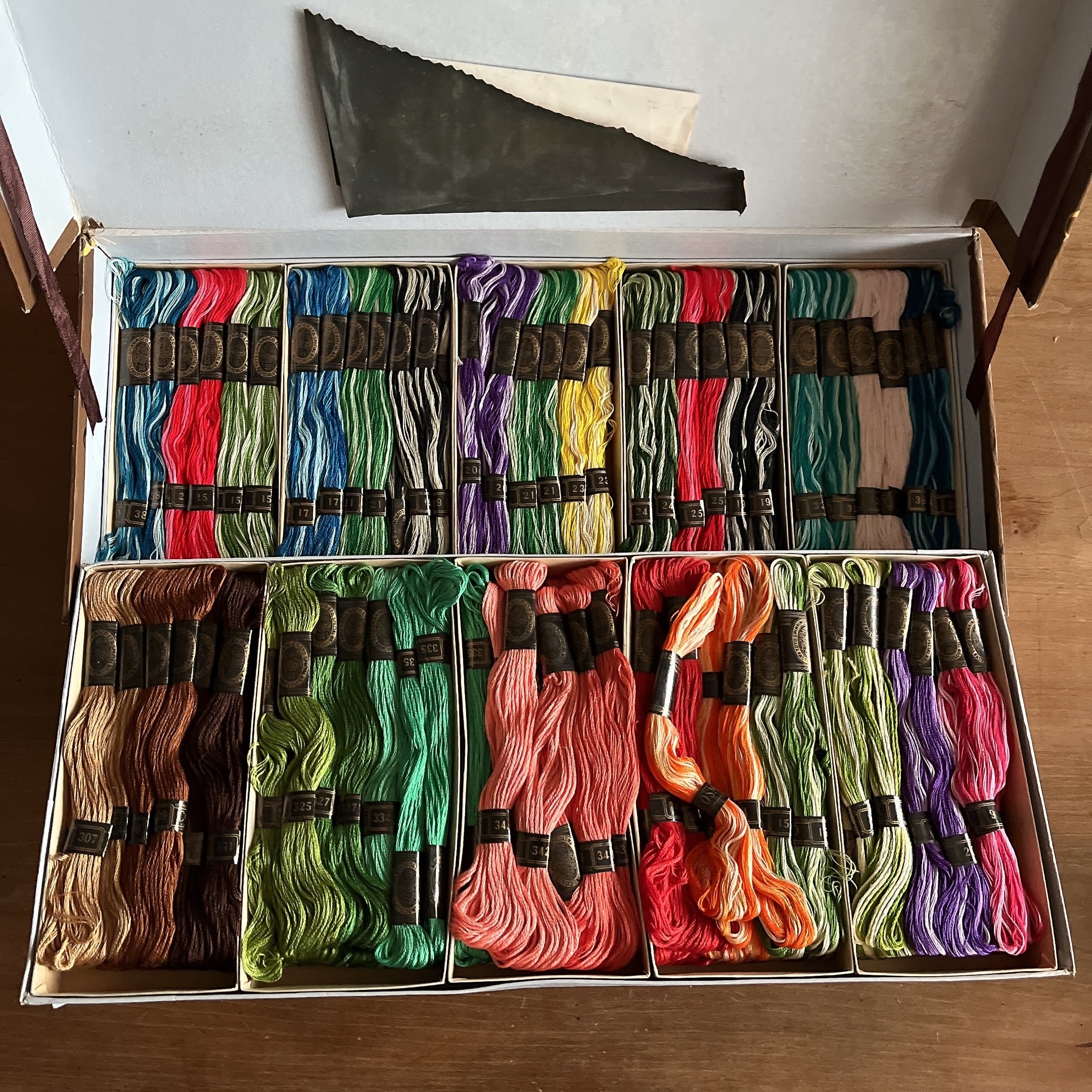 レトロ箱入り COSMO刺繍糸2段セット。 | 占い道具＊古道具 月のボタン屋