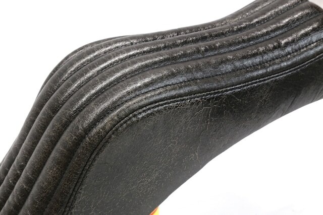 クラックレザー : ４速フレーム専用 キング＆クイーン シート［縦タック&ロール］Leahter/本革　(C4sKQ02)