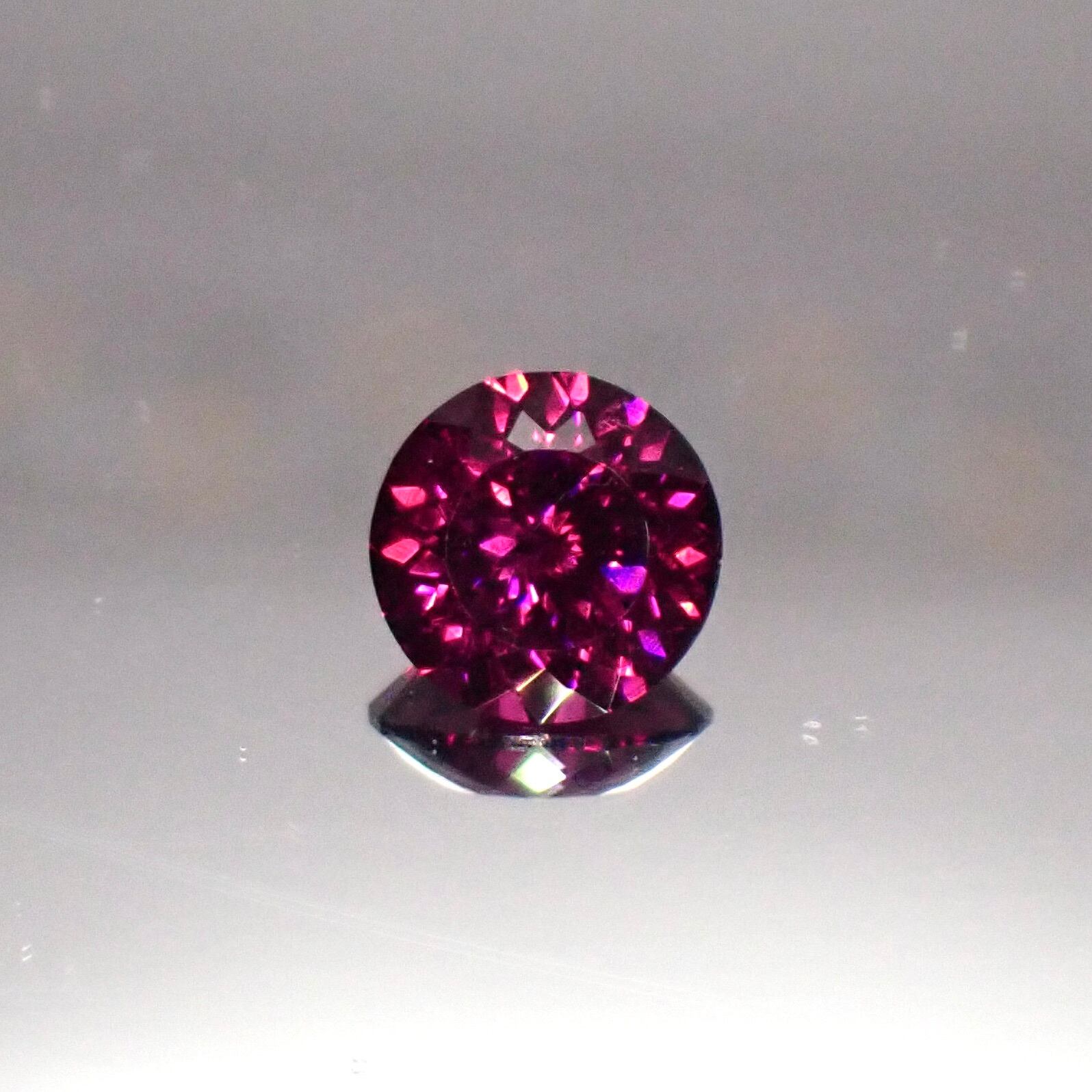 【Bright Brilliant Cut™️ “129 Facets”】紫が宿す神秘、光の結晶 0.97ct 天然ロードライトガーネット