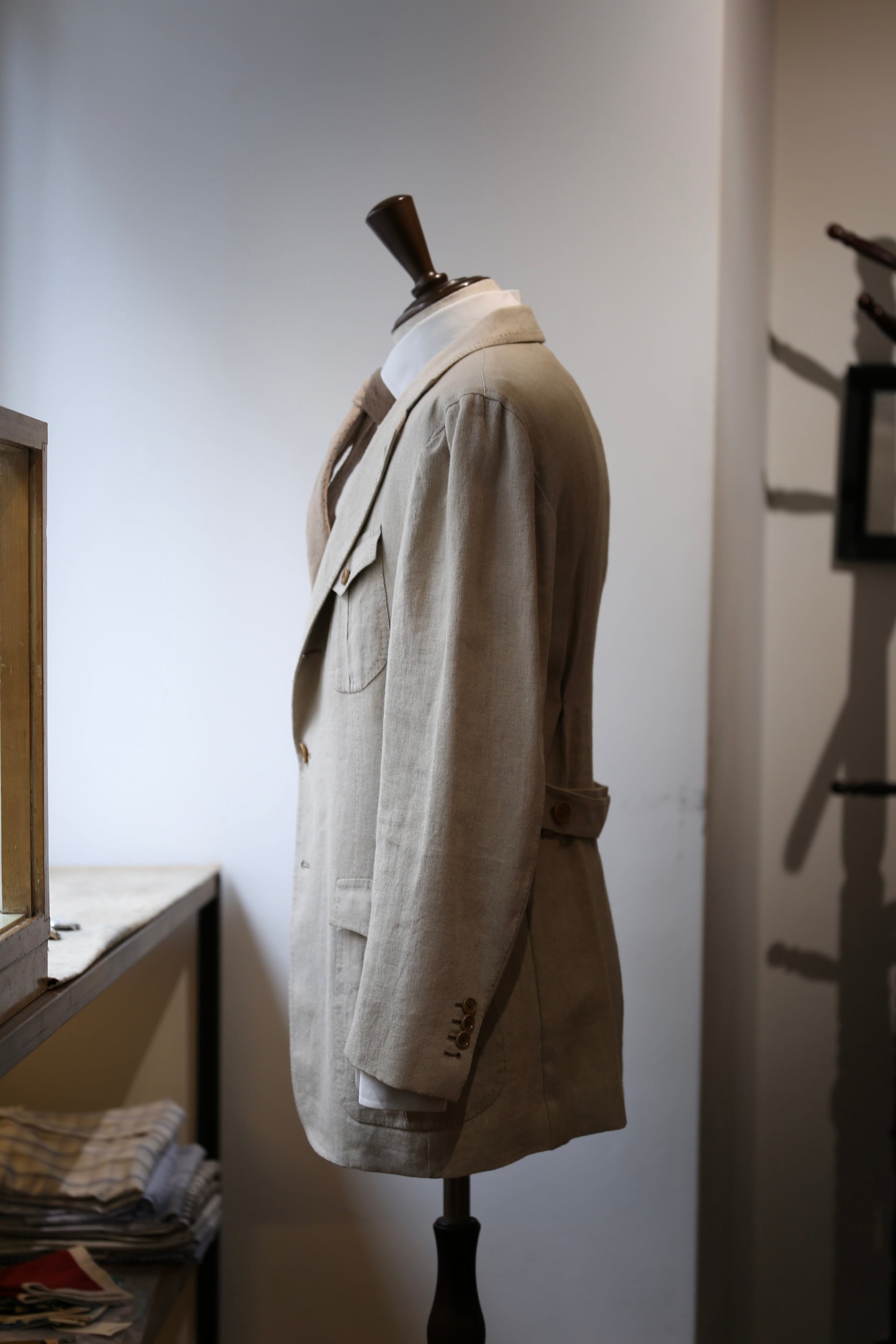 【美品】LARDINI サファリジャケット 48 ベージュ 伊製 名門LARDINIの話題作「サファリジャケット」を検証してみると見えて
