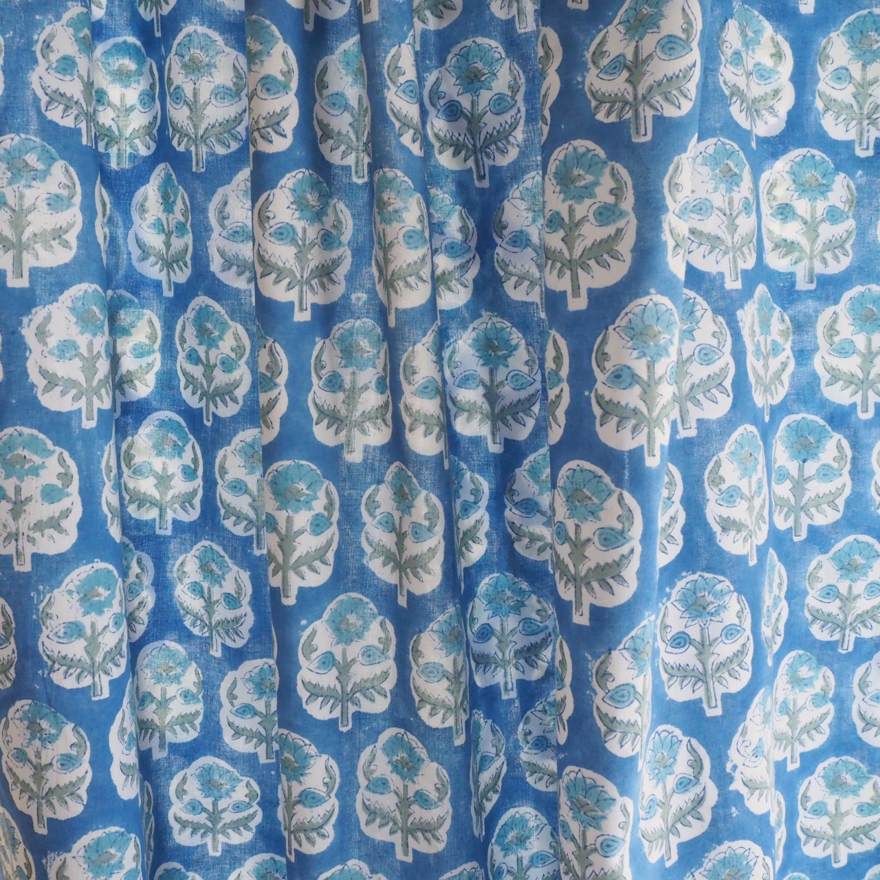 ブロックプリント生地【50cm単位】インド綿  花柄(中) 青×白 #20139-BL3