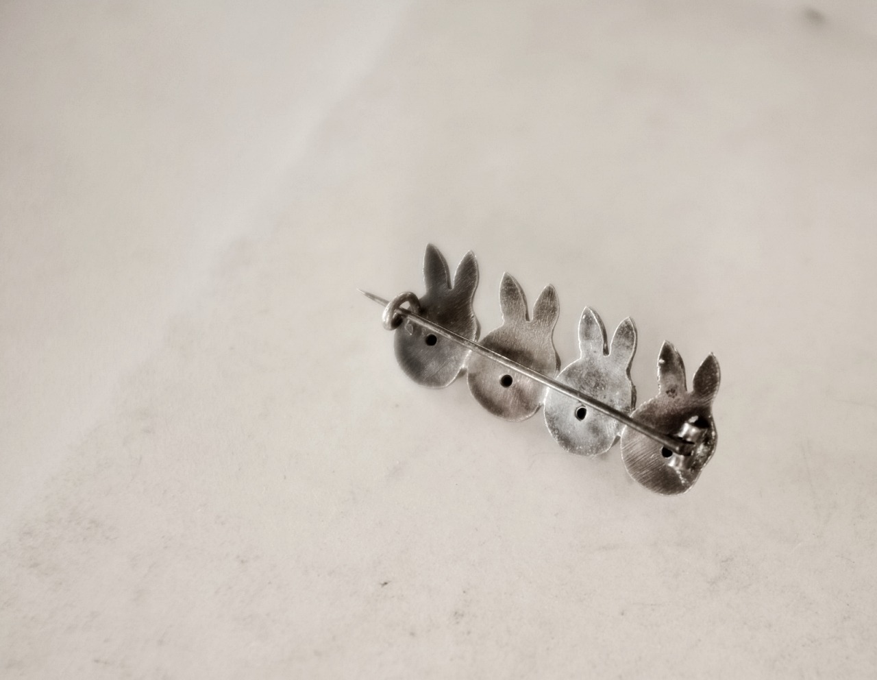 フランス ４人のうさぎとアンニュイなシルバーブローチ アンティーク