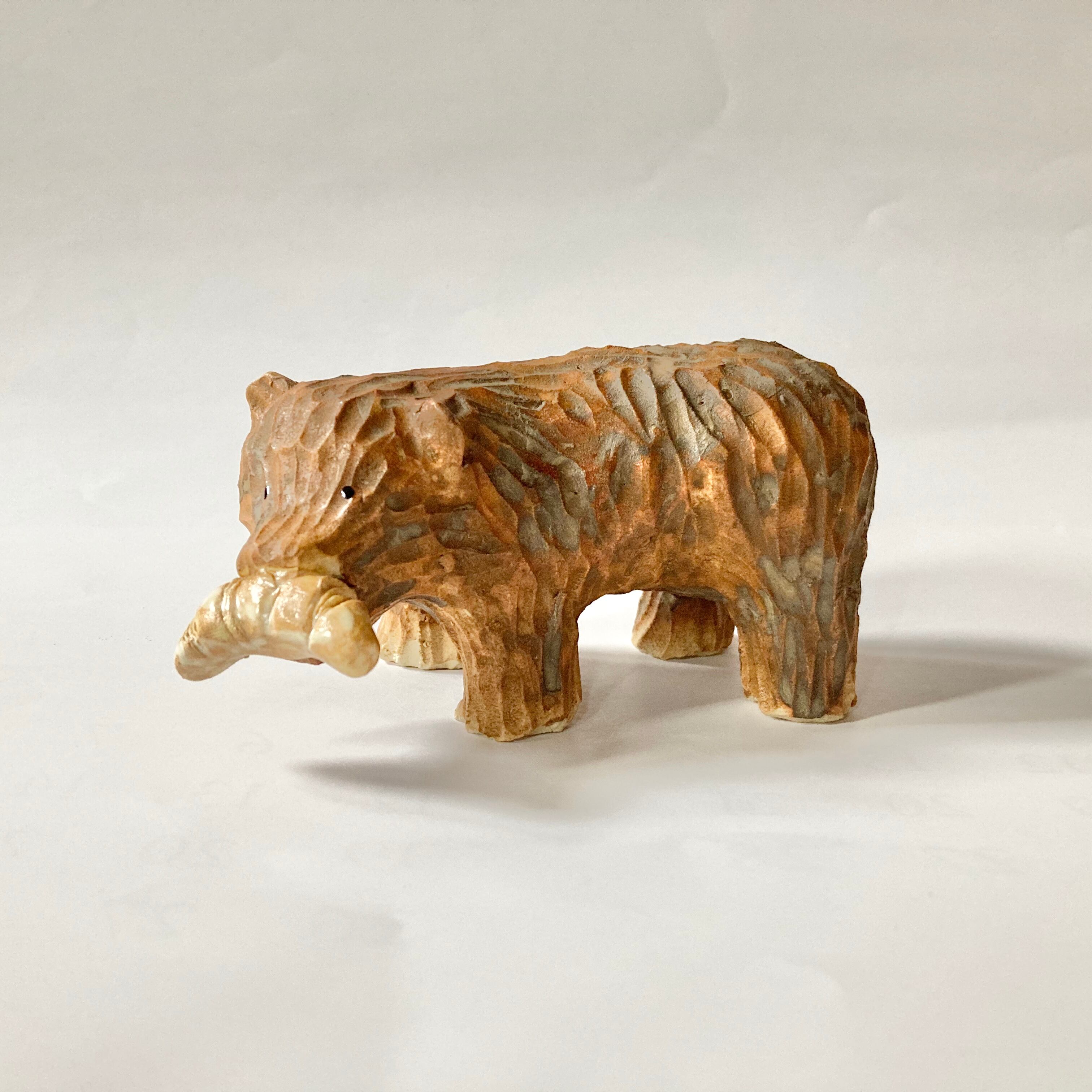 おおきい木彫り熊（クロワッサン）の置き物 / すずきたまみ / 陶芸作品