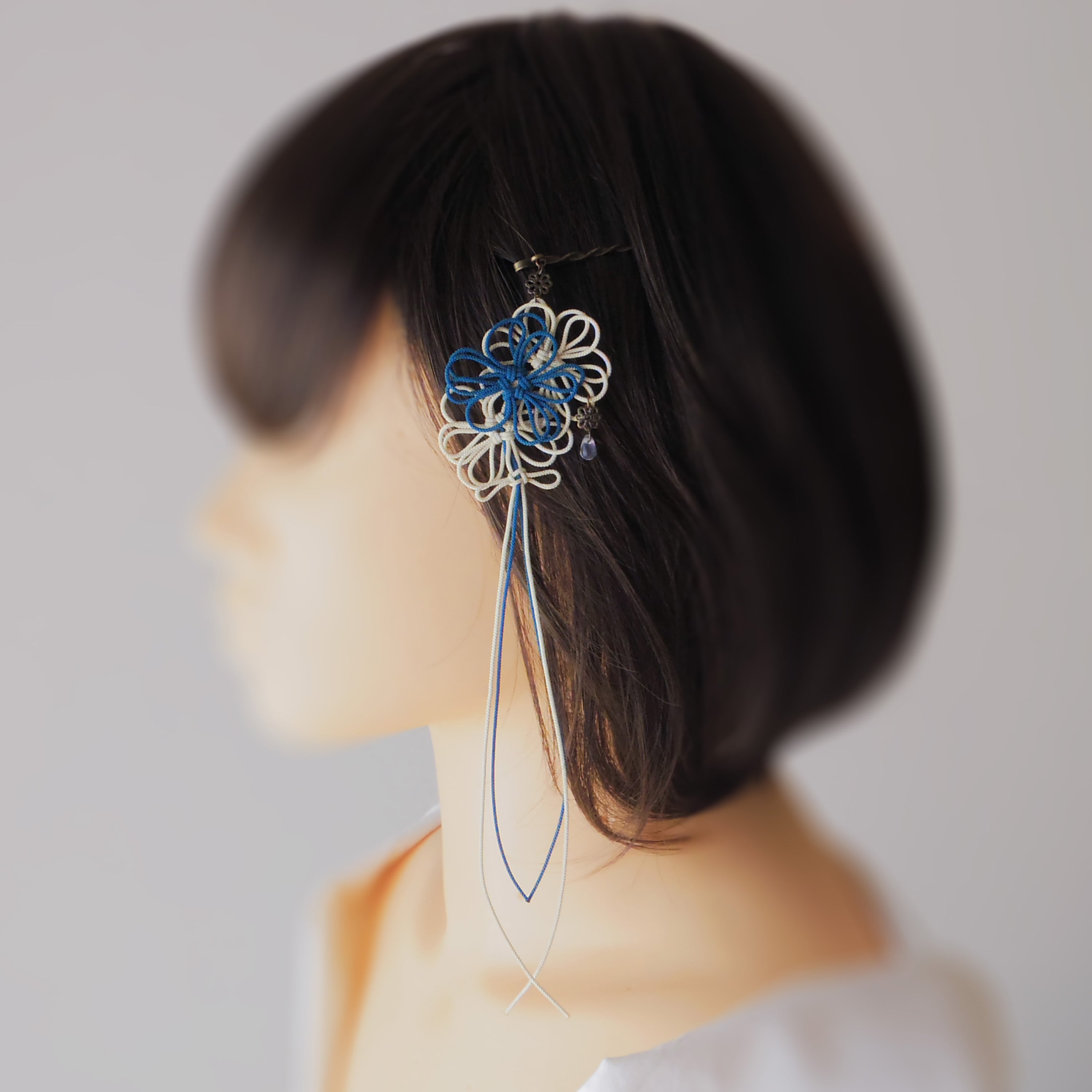 飾り結びヘアピン「輝の雪、此処に」(淡青×アイボリー)【軽量快適】ショートヘアも簡単和風アレンジ。