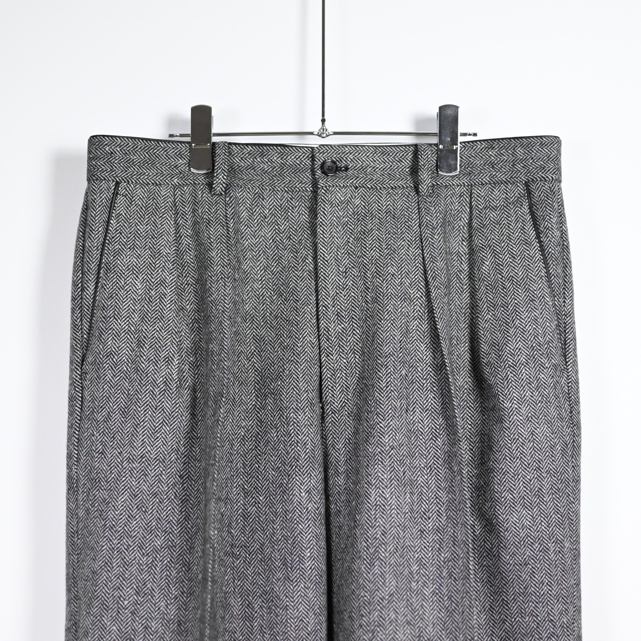 INTERIM / INDIA WOOL CLASSIC HERRINGBONE WITH LEATHER PIPING 2-TUCK STRAIGHT SLACKS