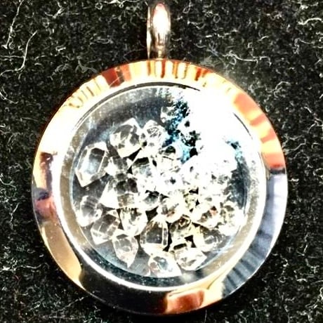 4) 秘中の秘！超霊石「幻の黒遠野」勾玉M(ハンドメイド) | レムリアの太陽