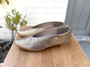シャンパンダークゴールド・フラットシューズ　上品に輝く大人のグリッターデザイン