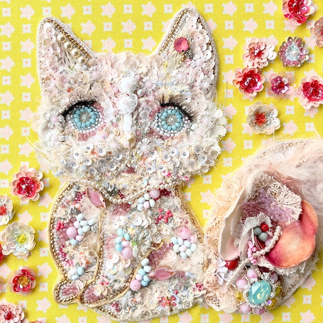ビーズ刺繍アート 猫　"Milky Berry"