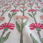 ブロックプリント生地【50cm単位】インド綿 片耳デザイン付き 花柄A 白×赤×ピンク #54822-WT1