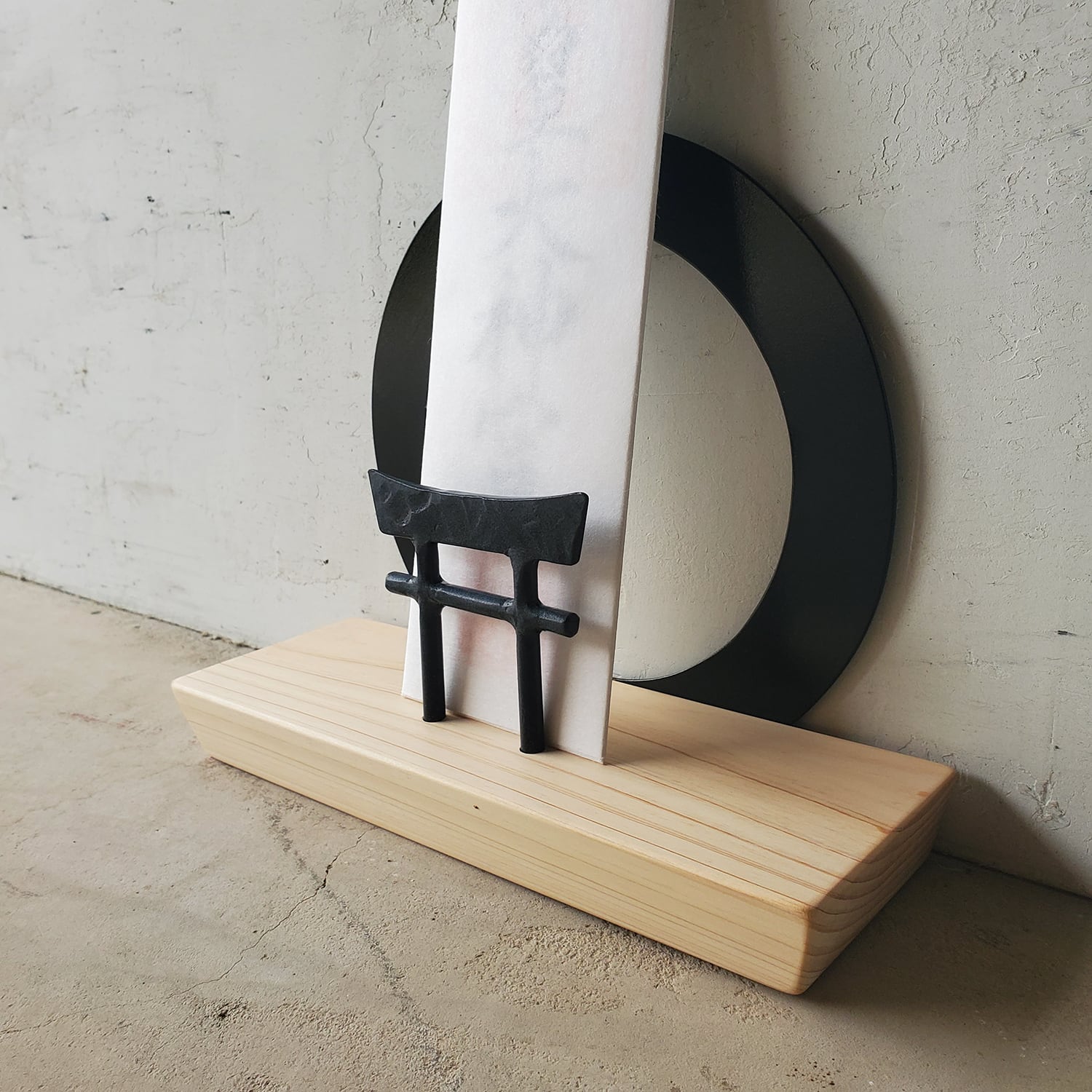 置き型］アイアンのモダン神棚（御札一枚）鉄の輪 + 鍛鉄の鳥居 × 国産