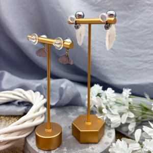 チョウザメ鱗漆黒耳飾り