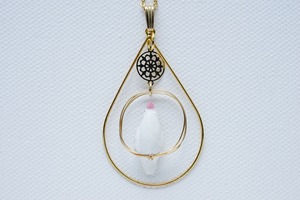 鳩(白)囲みアクセ付ペンダント