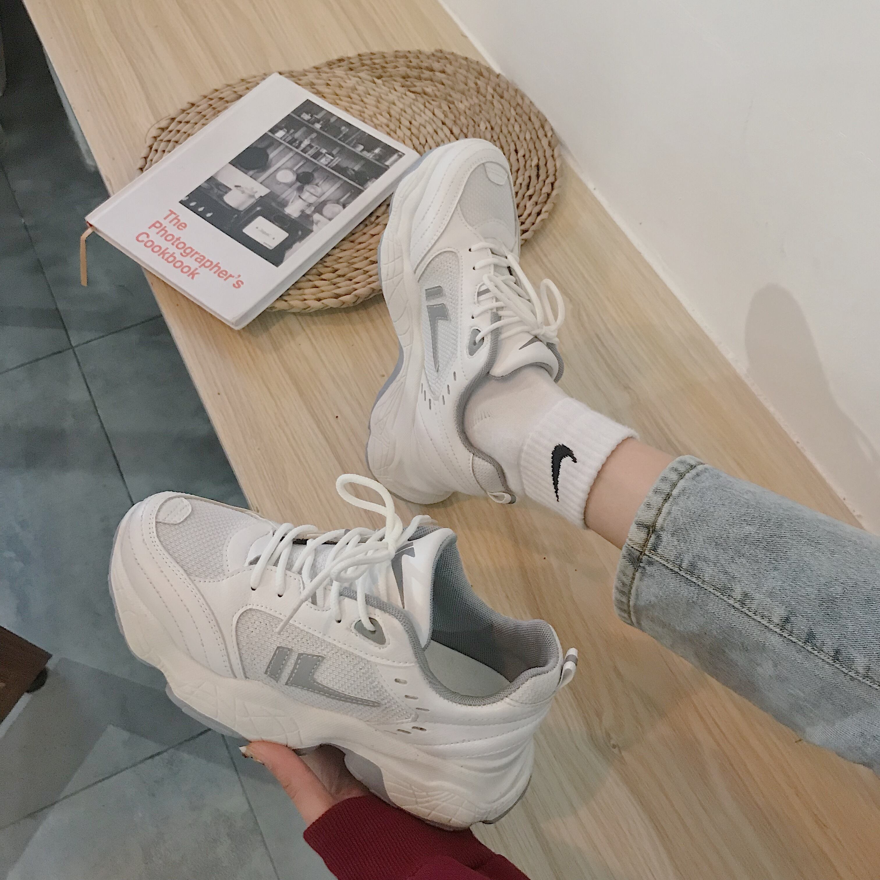 明示的な足の小さなパパシューズ女性ins2020春新しいスーパー火ワイルドネット赤学生厚い底ランニングスポーツシューズ 部族の婦人靴8549299