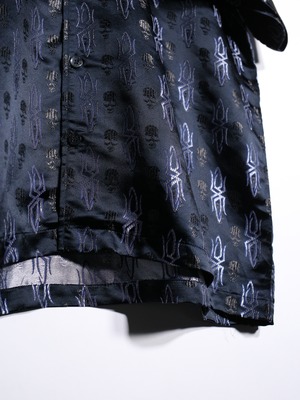 skull × tribal motif full pattern over silhouette glossy s/s shirt