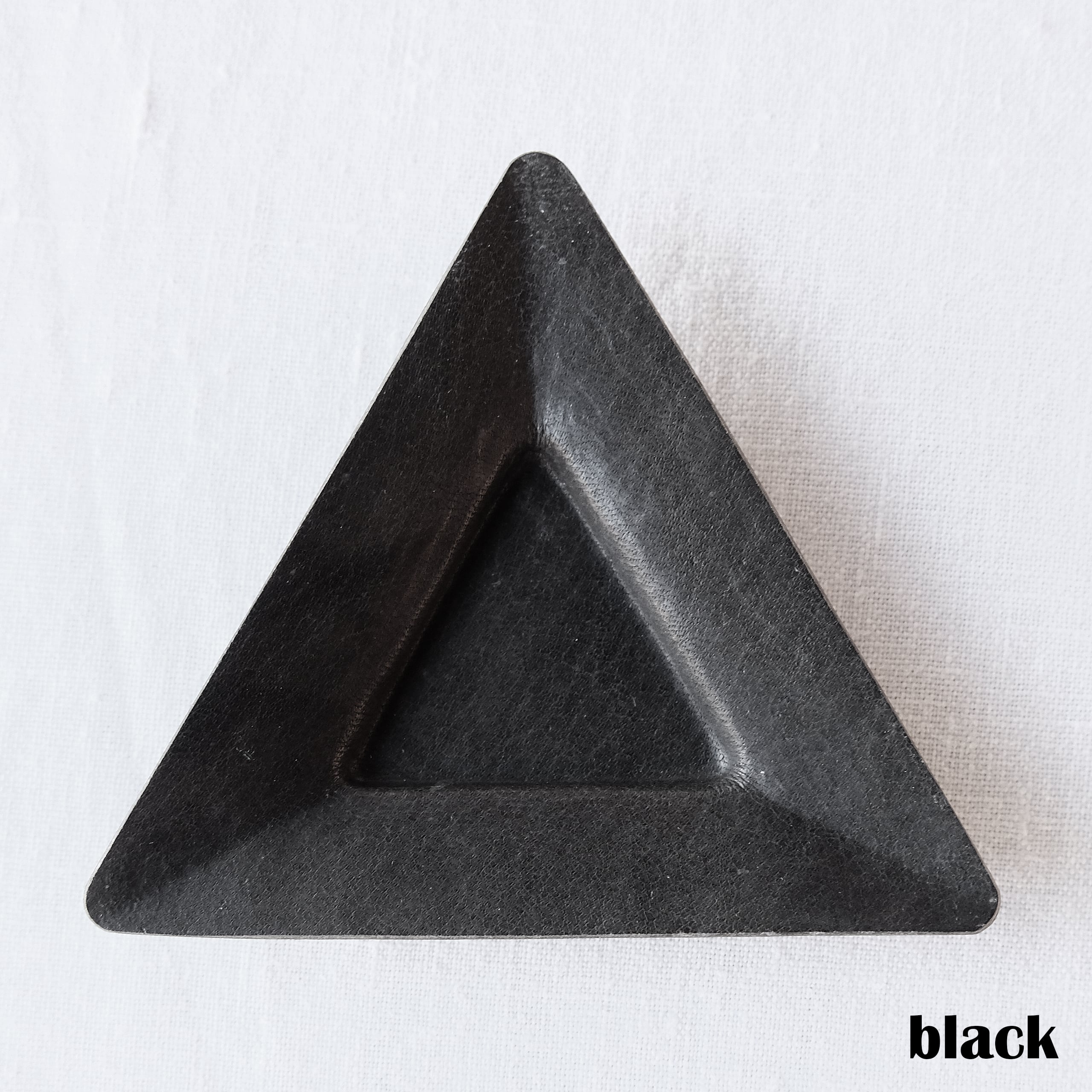 太田一永 Kazunaga Ohta 革トレー三角 black, dk brown, natural