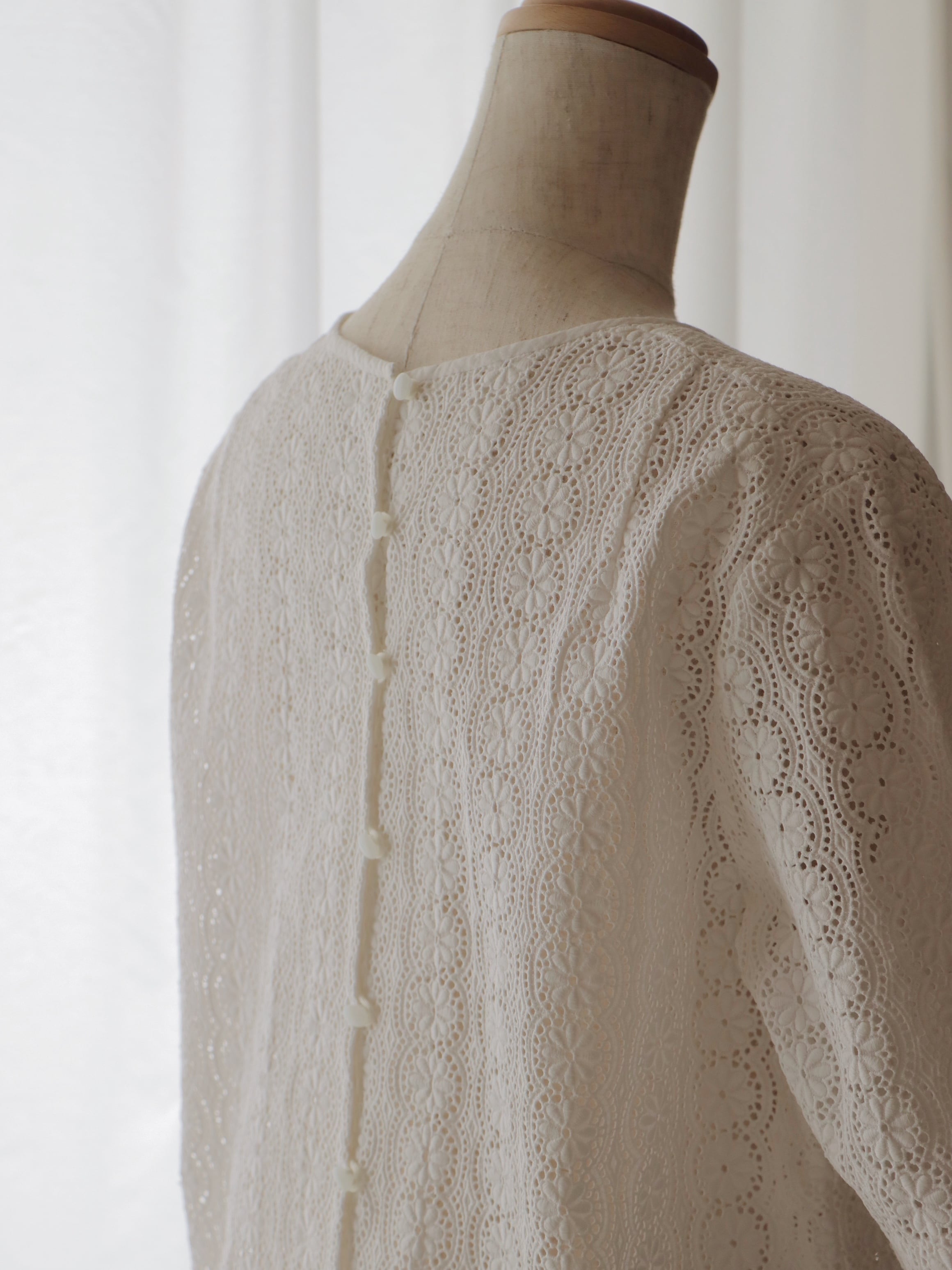 ●back button flower embroidery lace design blouse