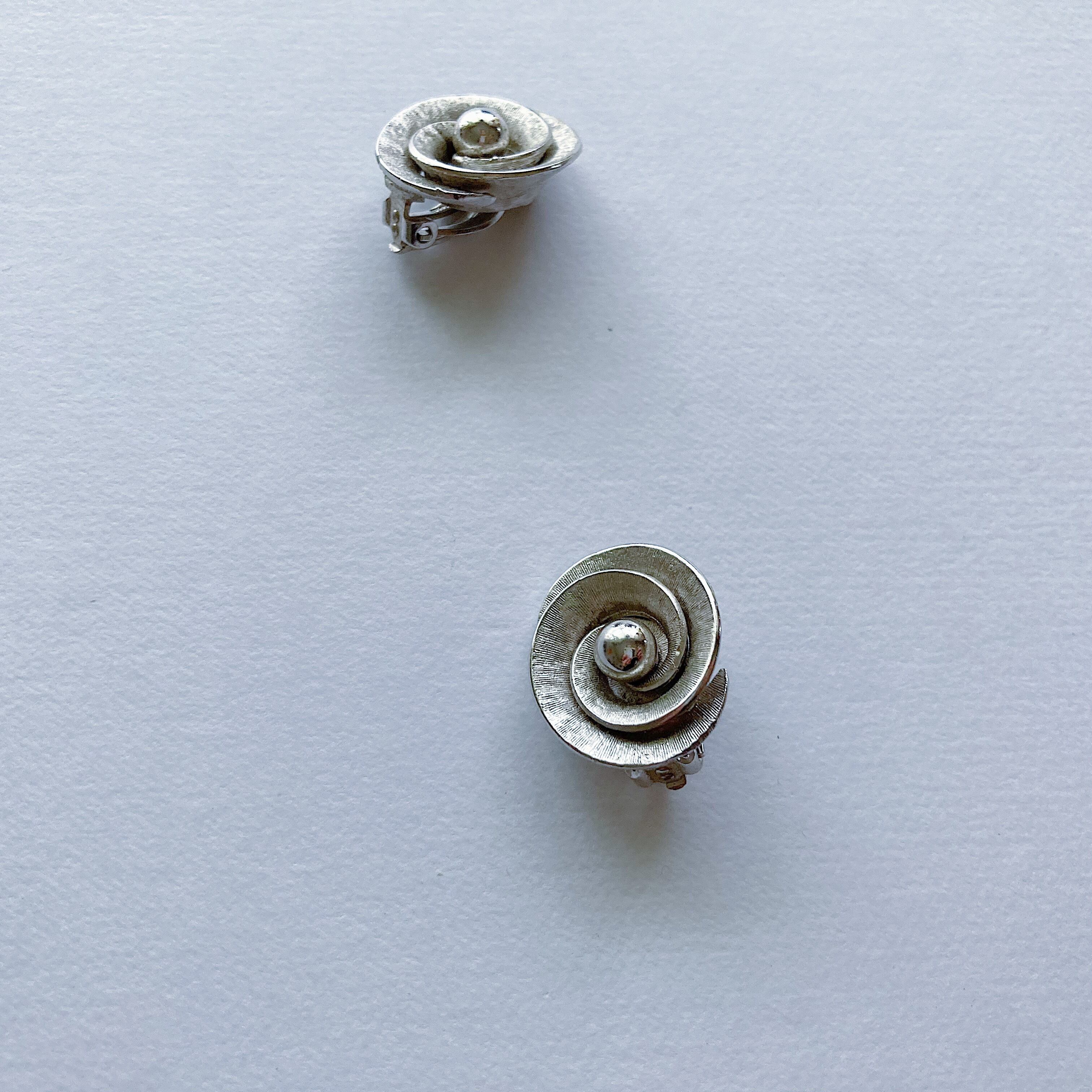 Vintage 50s silver tone swirl earrings ヴィンテージ　50年代　シルバートーン　渦巻き　イヤリング