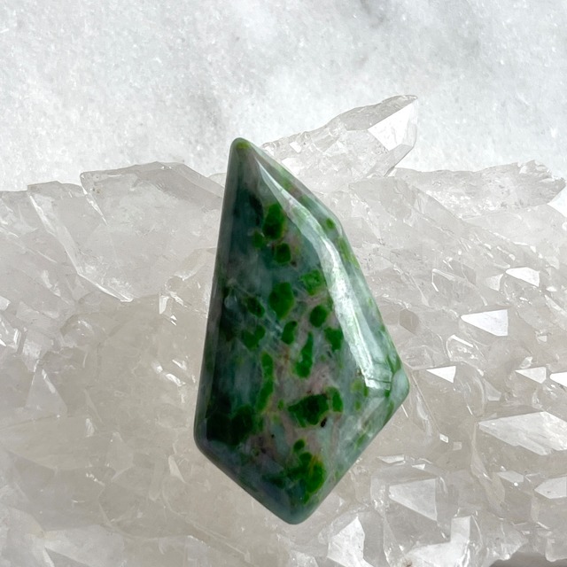 【超美石】アルペンジェイド　ルース　（翡翠様系であり、硬玉の翡翠とは異なります）8217