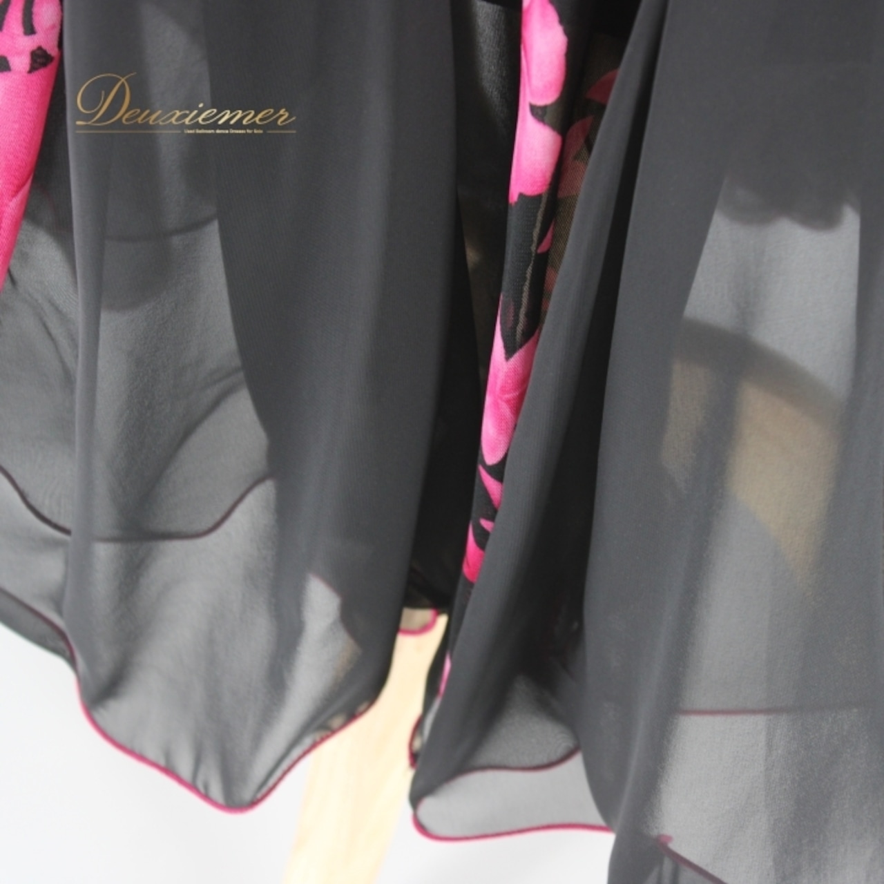 社交ダンス 衣装 スタンダード ドレス ワンピース パーティドレス Roger 黒 ピンク系 ブラック系 花柄 レース チョーカー 派手 ラインストーン 大人用 ふんわりスカート ショー衣装 メンズウェアとコーデ おしゃれ ストレッチ カジュアル おすすめ パフォーマンス 高品質 イベント用 ビッグフラワー デザイン重視 体型カバー パーティー用