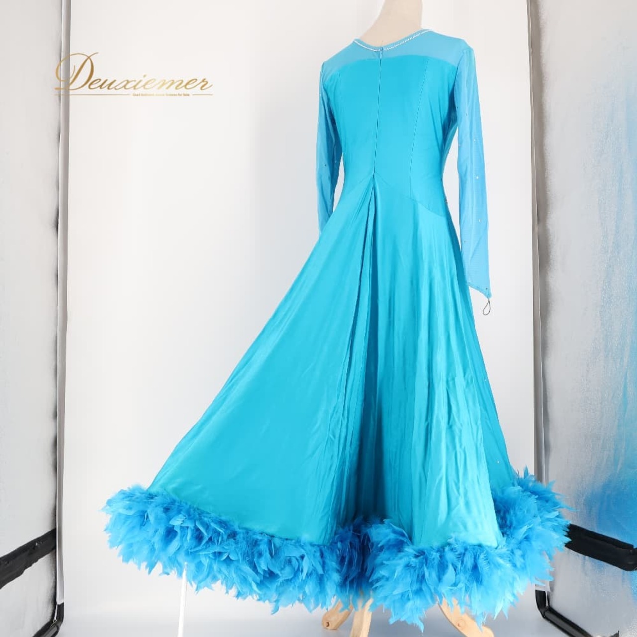 社交ダンス 衣装 スタンダードドレス ワンピース ドレス ブルー系 青 水色 ファー 羽 デモ 競技 発表会 パーティ 伸縮 ダンスドレス エレガント 長袖 軽やか ダンス衣装 イベント 舞台衣装 衣装用ドレス コスチューム レディース