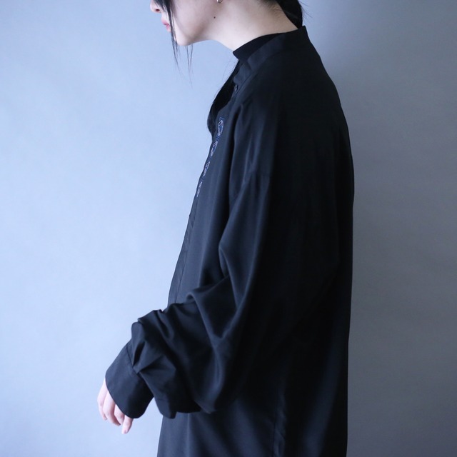 "刺繍" gray×blue geometry design fry-front band-collar minimal mode shirt