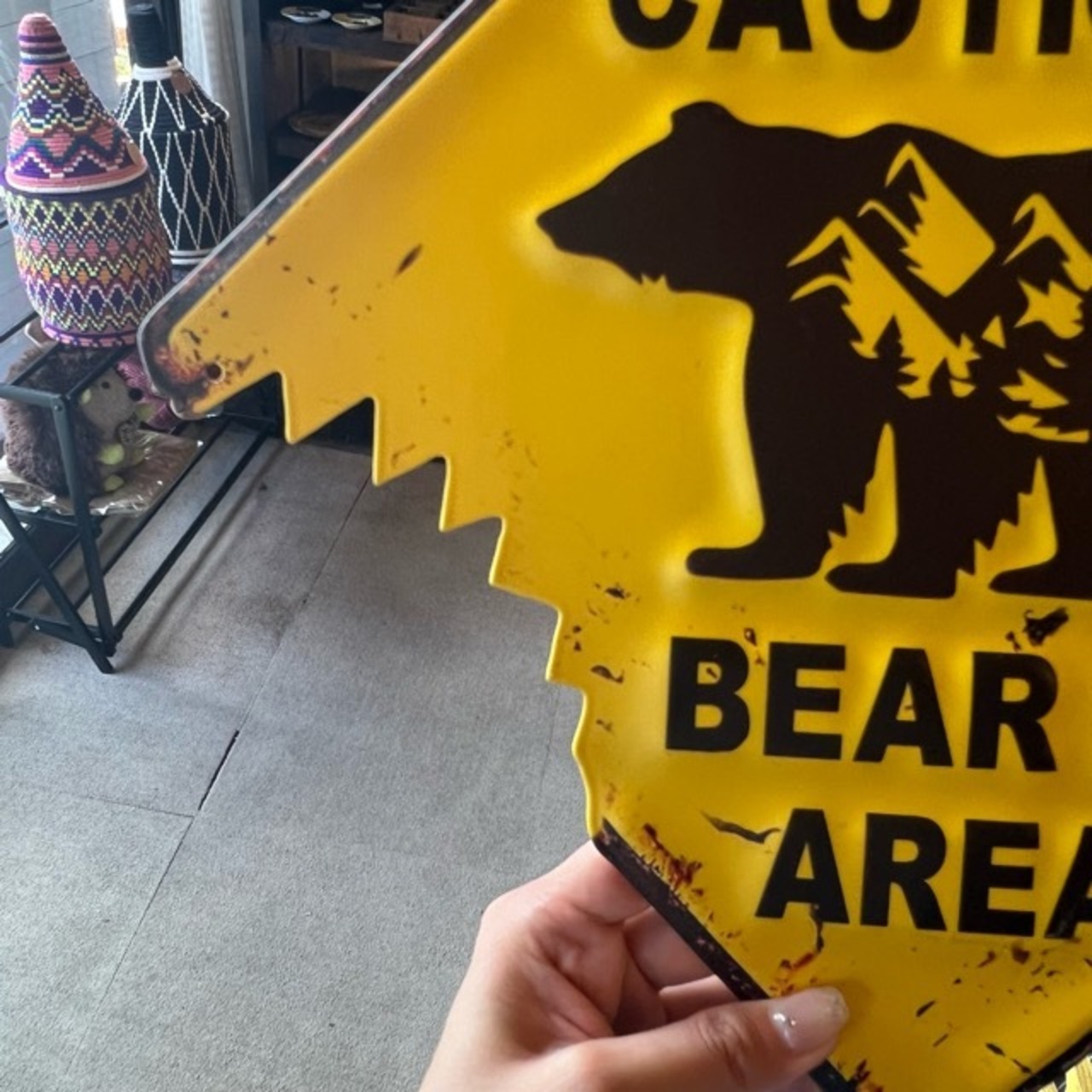 American Classic Embossed Tin Sign　 CAUTION BEAR IN AREA　アメリカンクラシックエンボスサインプレート　この付近にクマが出没します　クマ　bear　くま　熊　サインプレート