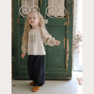 秋花柄袖レース裾ブラウス