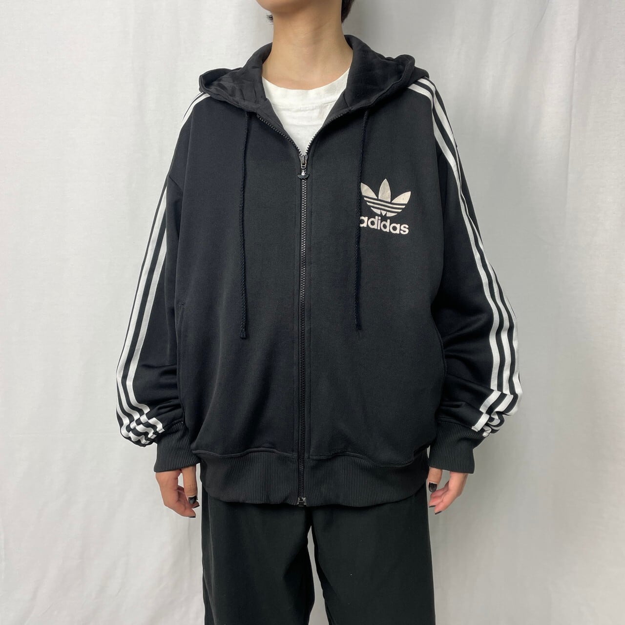 adidas アディダス ジャージパーカー トラックジャケット メンズXL 古着 サイドライン トレフォイルロゴ フロッキープリント  フルジップパーカー フーディー ブラック 黒 【ジャージ・トラックジャケット】 | cave 古着屋【公式】古着通販サイト