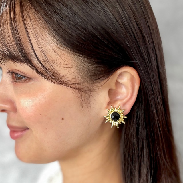 太陽をモチーフにした1POINTピアス Shinny Earring（オニキス：邪気