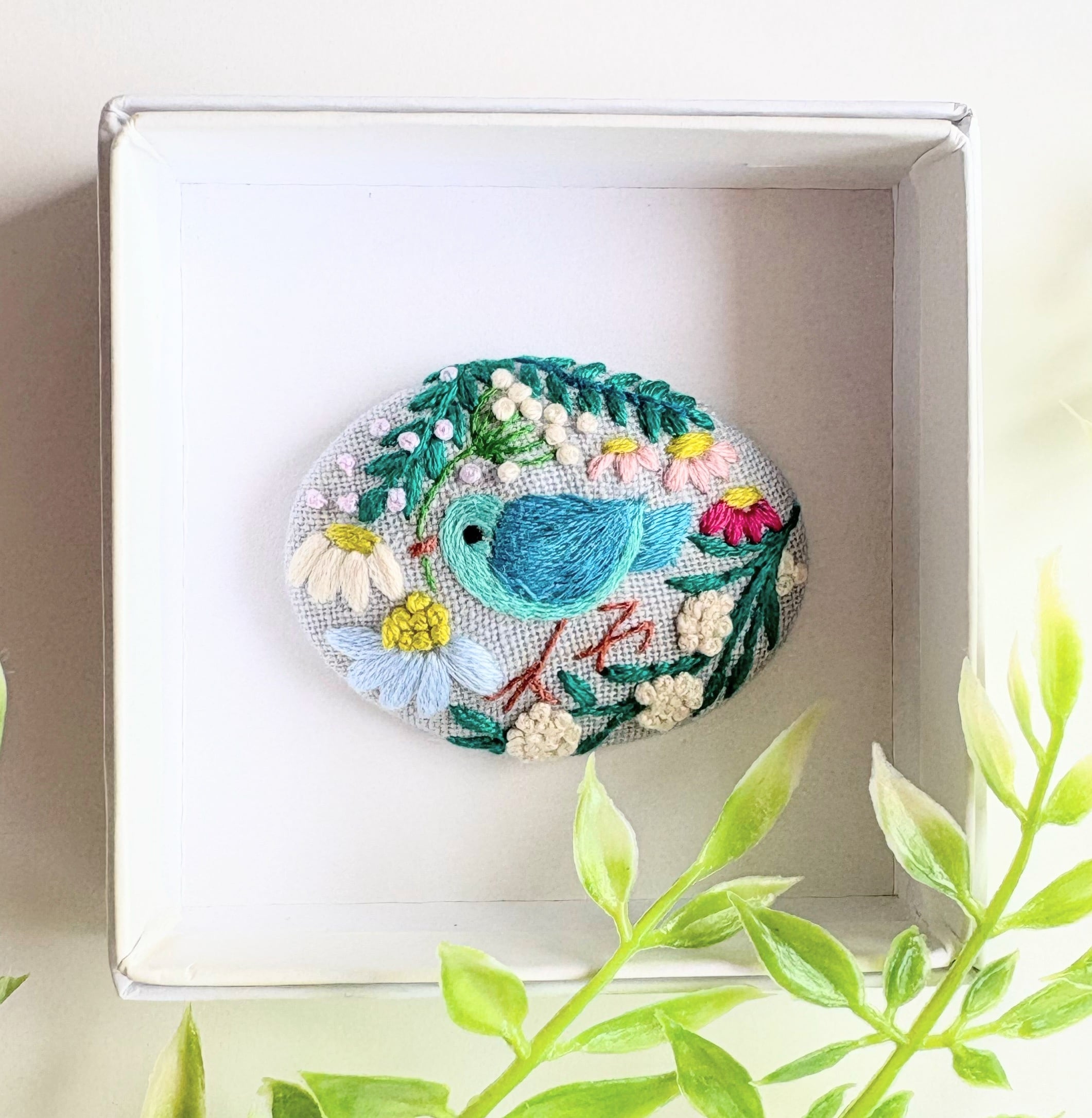 ことりと草花の刺繍ブローチ【botanical】#418 | j.couture