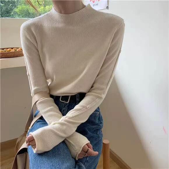 袖ボタンタートルニット