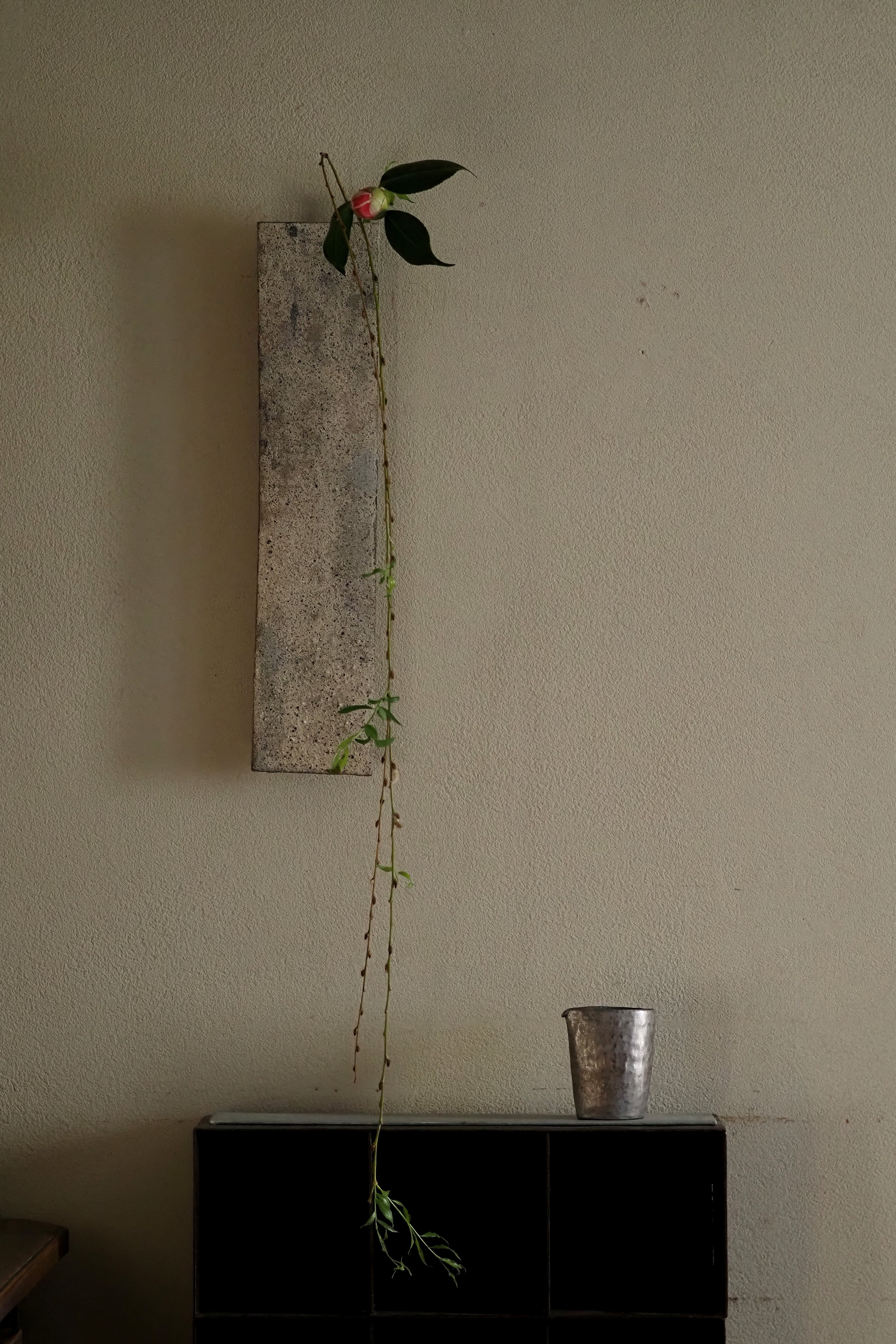 村上 躍 90. 白灰化粧陶板型掛花入 | 陶屋なづな