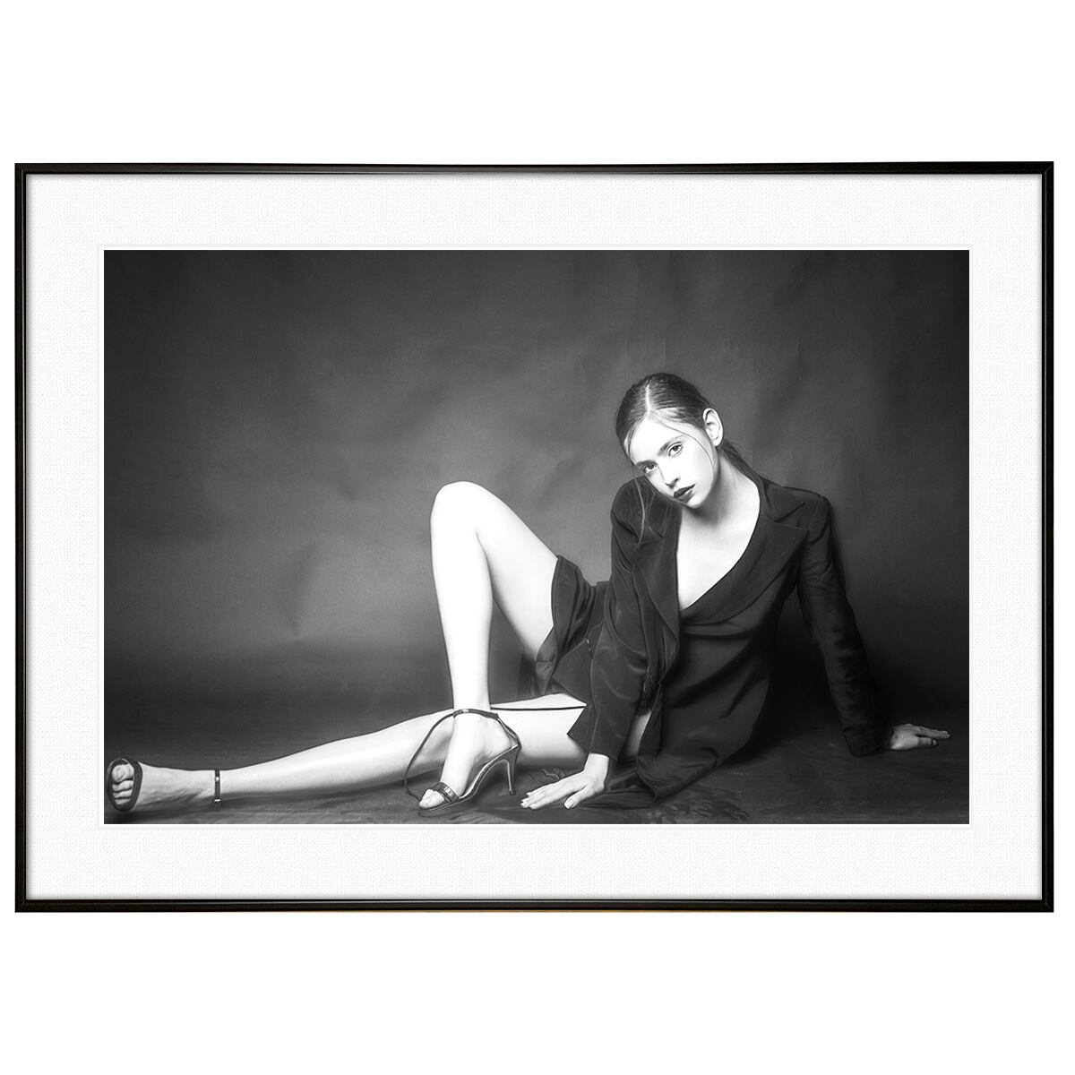 人物写真 ポーズをとる女性 インテリアアートフォト モノクロポスター額装 AS4372