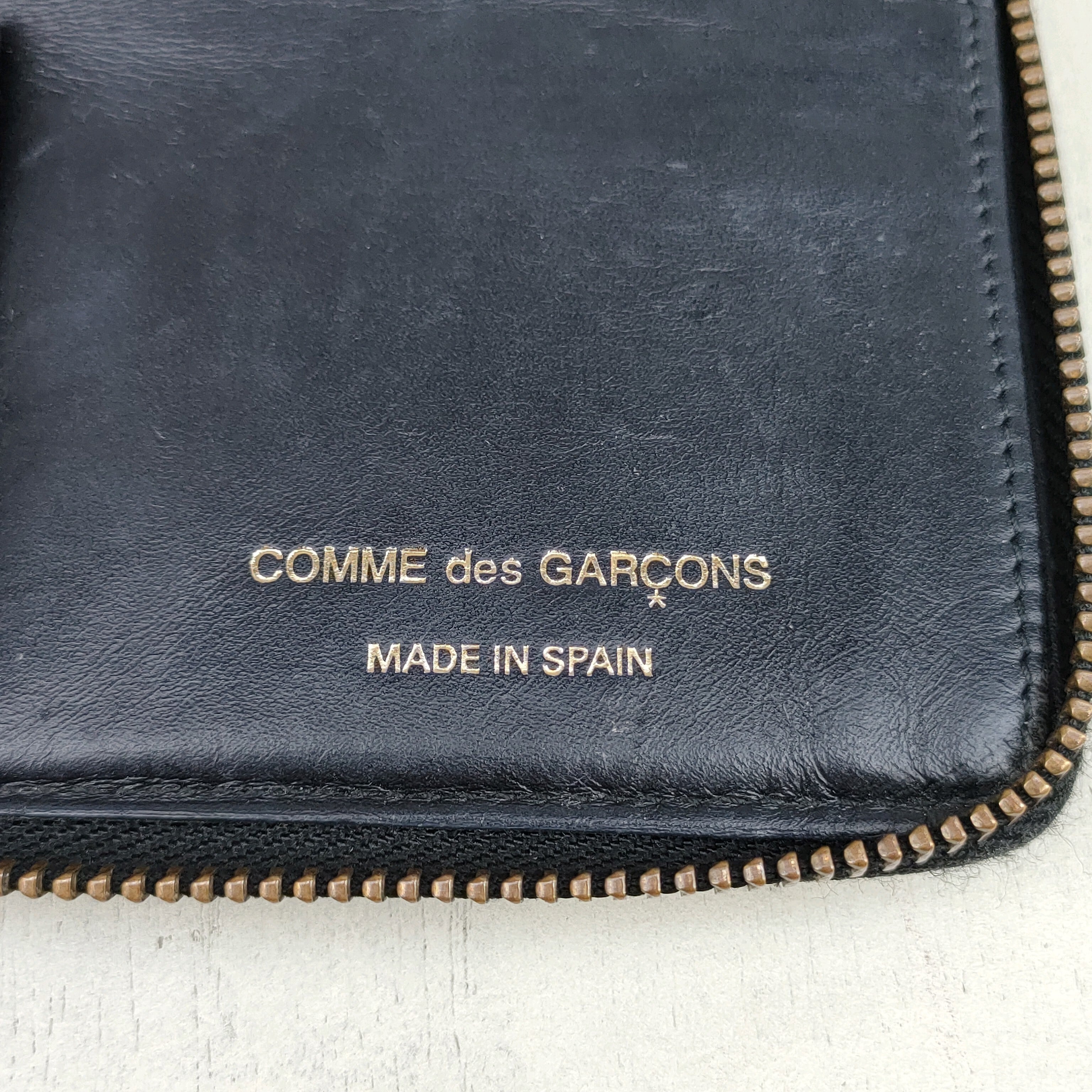 スペイン製 コムデギャルソン ラウンドZIP 型押しレザー 財布
