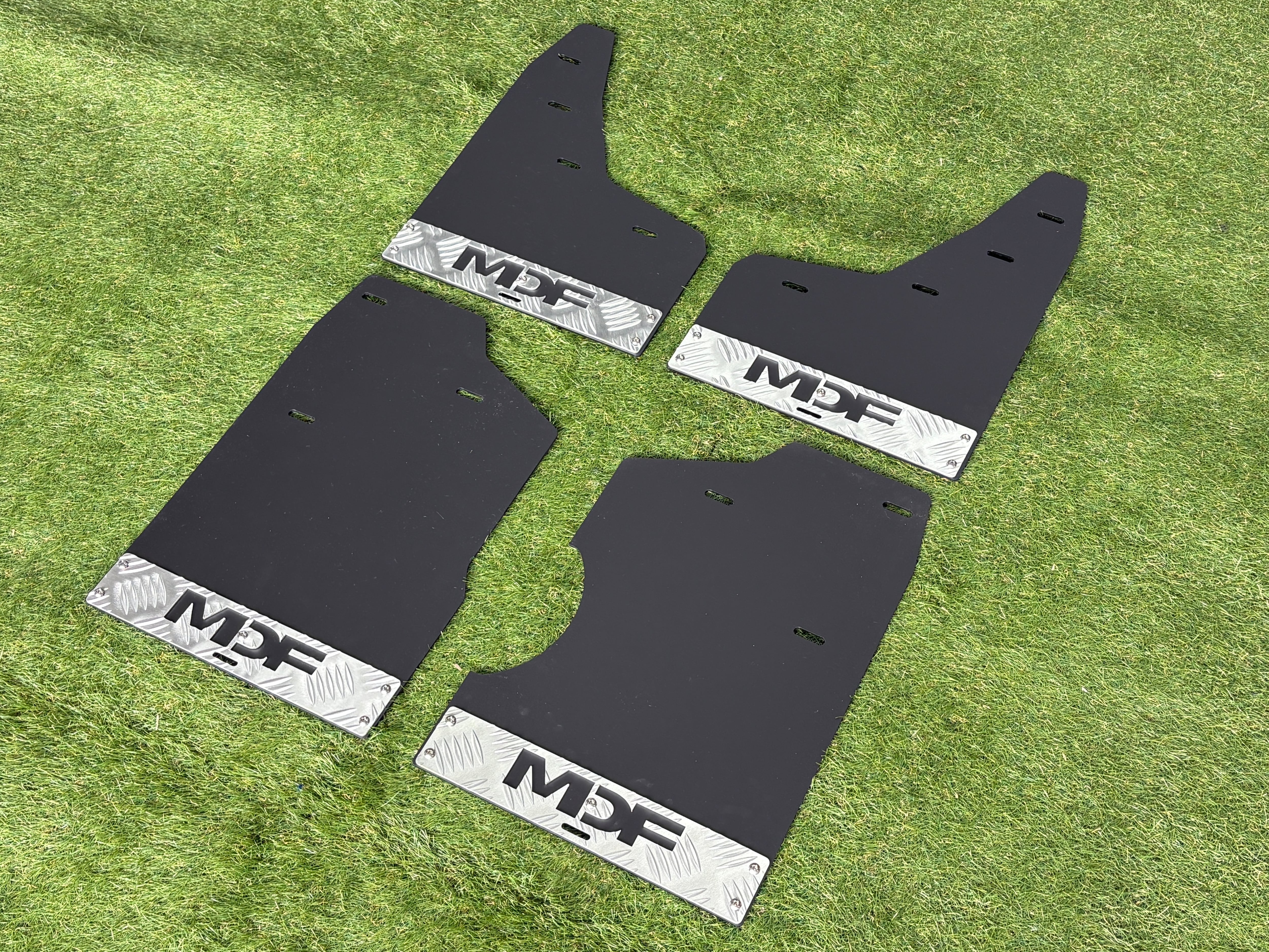 MDF 26型 デリカD:5専用オリジナルマッドフラップ（ブラック×シルバー