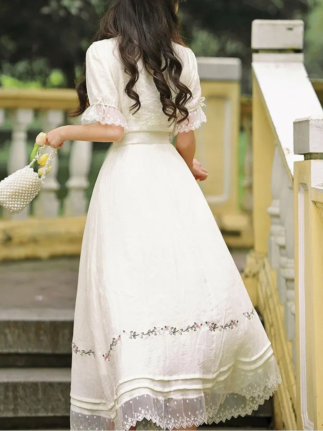 【0016】White Lace Flower Embroidery Short Sleeve Dress