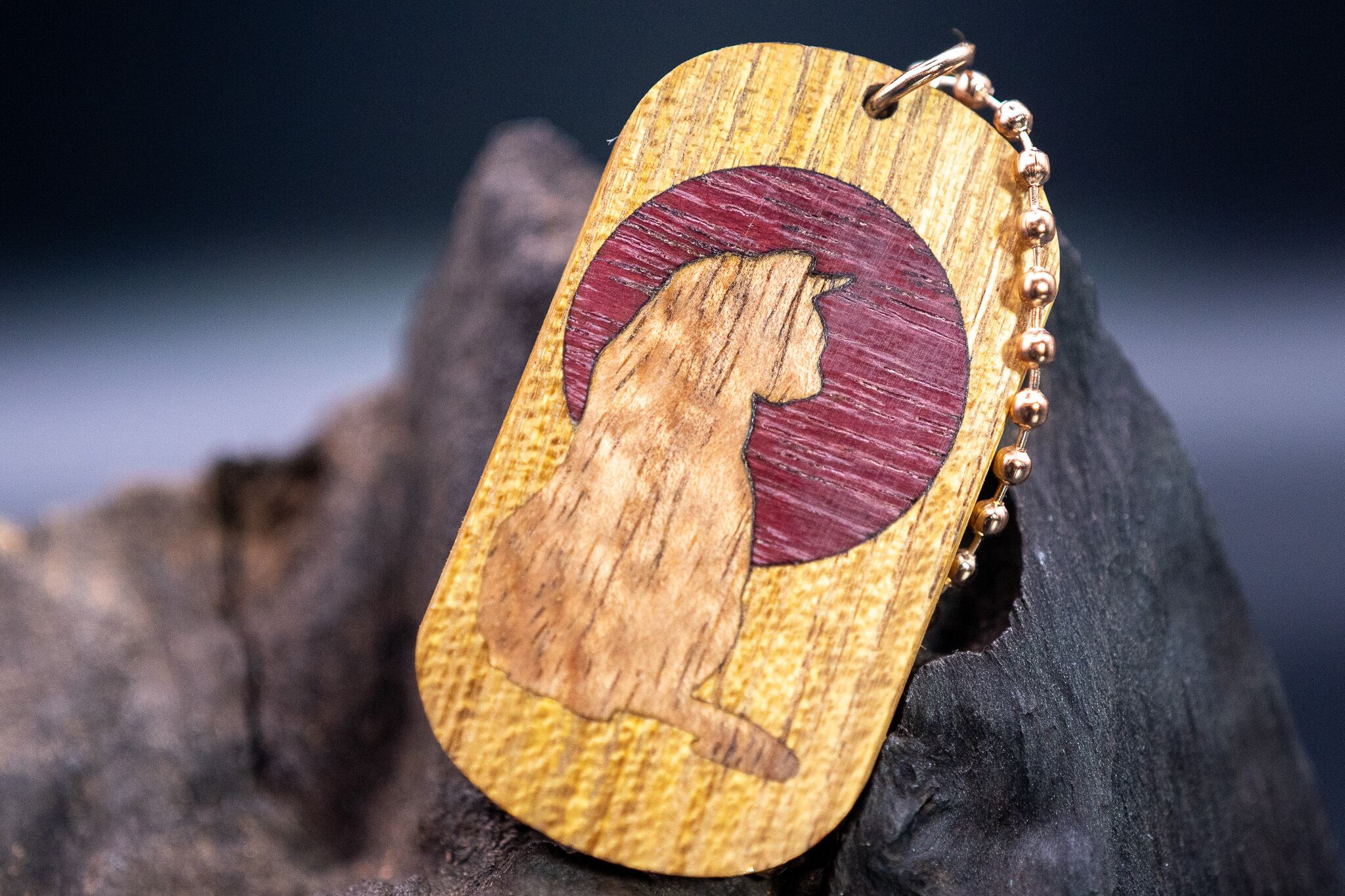 【黄金の木】 御蔵島 金桑 ドッグタグ象嵌 横を向く上品な猫