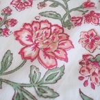 ブロックプリント生地【50cm単位】インド綿 片耳デザイン付き 花柄B 白×赤×ピンク #54922-WT2