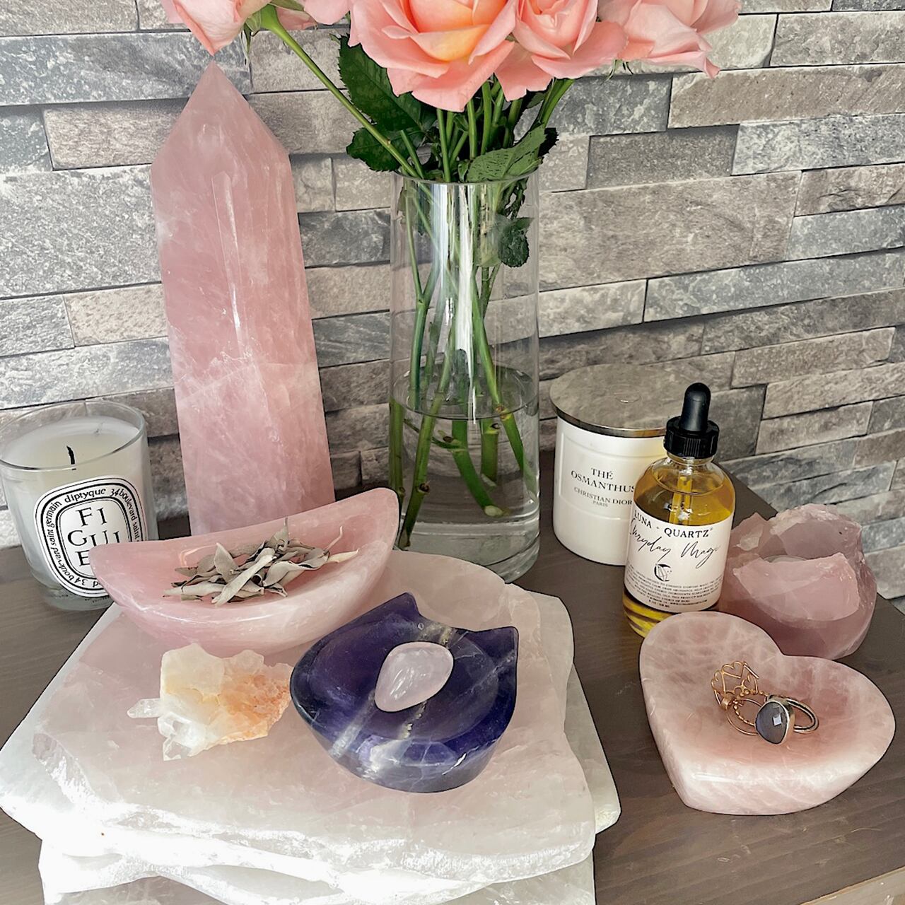 ローズクォーツをくり抜いて作った三日月型の天然石ボール The bowl of