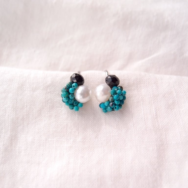 天然石刺繍／イヤリング】Chrysocolla × Pearl × Black Spinel