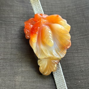 アンティーク　美しい夕焼け色　木槿の大きな帯留め
